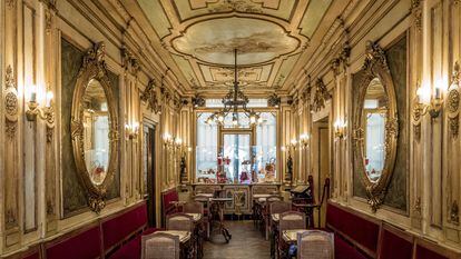 El interior del Caffè Florian, en la plaza de San Marcos de Venecia (Italia).