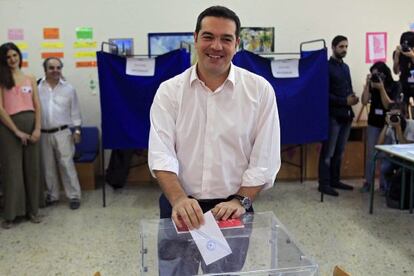 Alexis Tsipras, vota en las elecciones parlamentarias celebradas en Grecia.
