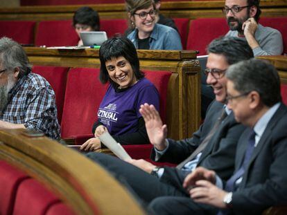 Anna Gabriel (CUP) riu amb Xavier Garcia Albiol (PP), aquest dijous al Parlament.