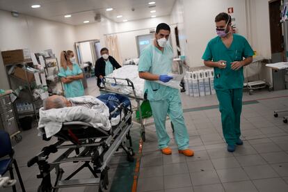 L'infermiera Filipe Orfao, nel pronto soccorso dell'ospedale Santa María di Lisbona lo scorso venerdì 21.