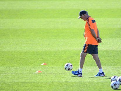 Ancelotti, durante el entrenamiento de ayer. 