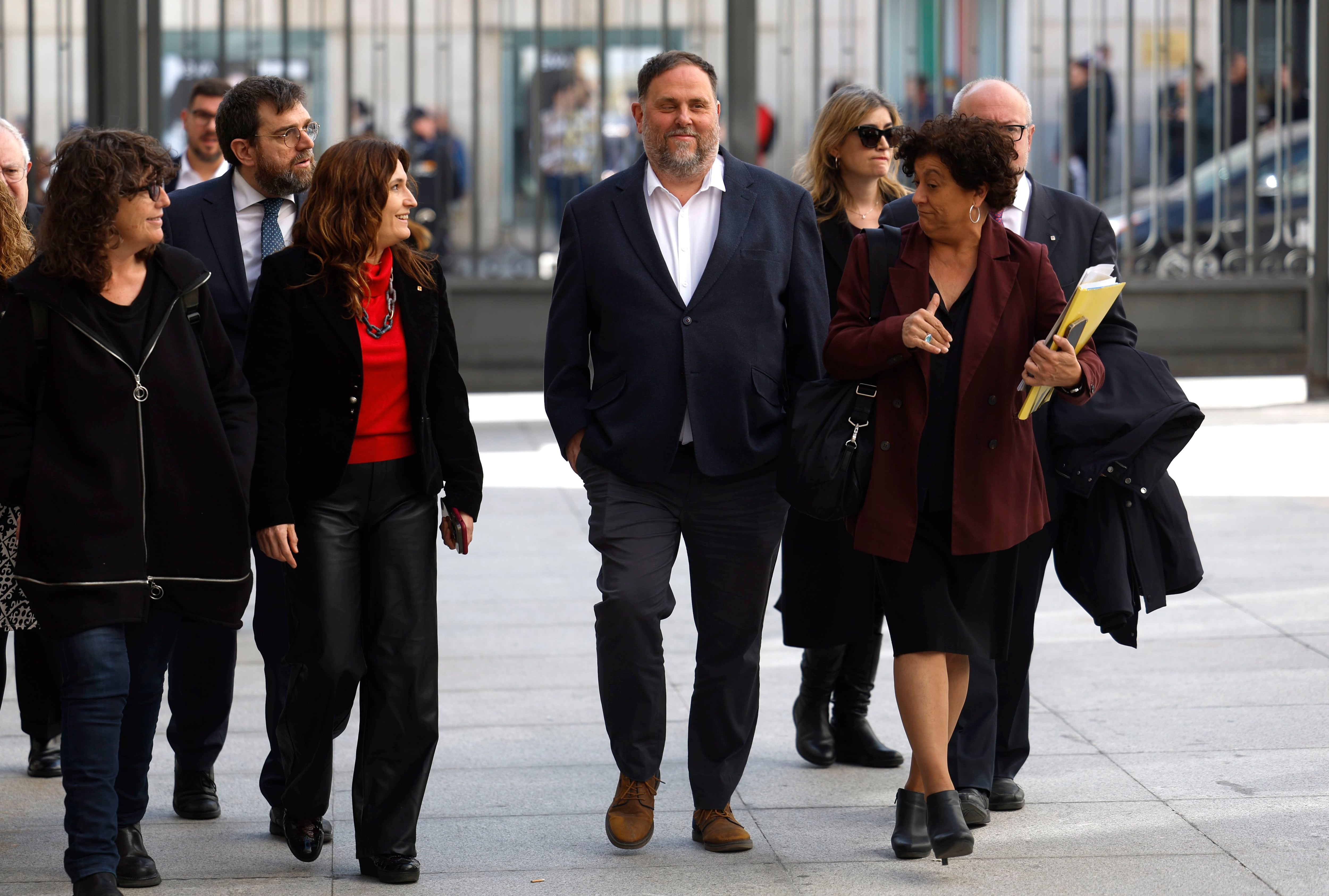 El líder de ERC, Oriol Junqueras (en el centro), a su llegada este jueves al Congreso.
