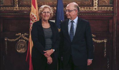 La alcaldesa de Madrid, Manuela Carmena, y el ministro de Hacienda, Cristóbal Montoro, en una reunión para tratar los presupuestos del Ayuntamiento de Madrid en 2016.