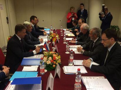 Representantes del Ministerio espa&ntilde;ol de Fomento, a la derecha, y del Ministerio ruso de Transportes durante la reui&oacute;n celebrada en Mosc&uacute; (Rusia).