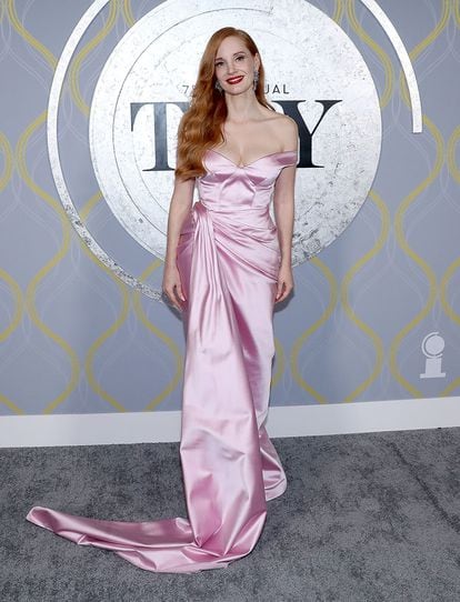Jessica Chastain también apostó por este color en la gala de los premios Tony, celebrada el pasado domingo 12 de junio en Nueva York, con un elegante vestido en rosa pastel en tejido satinado, con escote tipo barco y una larga cola firmado por Gucci.