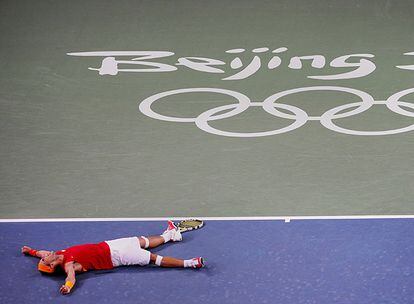 Rafa Nadal celebra su victoria tumbado en el suelo tras el último golpe ganador frente al chileno Fernando González.
