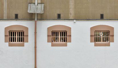 Presos tras sus celdas en la cárcel Modelo de Barcelona.