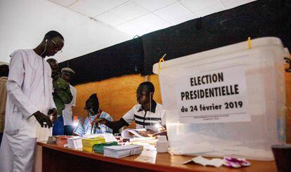 Ciudadanos senegaleses emiten su voto en la escuela del barrio de Grand-Yoff en Dakar.