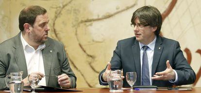El presidente de la Generalitat, Carles Puigdemont, y el vicepresidente y consejero de Econom&iacute;a, Oriol Junqueras, en el Palacio de la Generalitat.