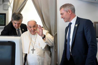 El papa Francisco en el avión que le llevaba de Sudán del Sur a Roma este domingo.