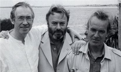 Los escritores Ian McEwan, Christopher Hitchens y Martin Amis.