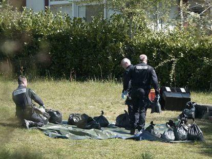 Efectivos de la polic&iacute;a francesa verificando las armas de ETA. 