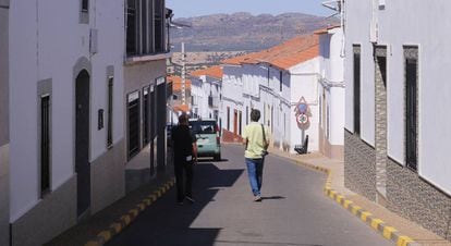 Dos personas caminan por una calle de Puerto Hurraco (Badajoz).