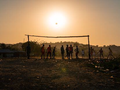 Jóvenes juegan al futbol al caer la tarde, en San Basilio de Palenque (Colombia), el 1 de febrero de 2023.