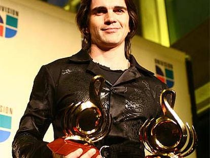 El cantante colombiano Juanes, con sus premios Lo Nuestro, en la gala celebrada en Miami.