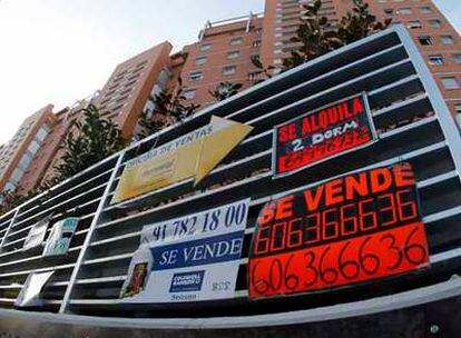 Carteles con ofertas de pisos en Madrid.