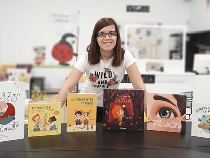 Sandra Alonso con sus obras en la librería 'Mis cuentos infantiles'.