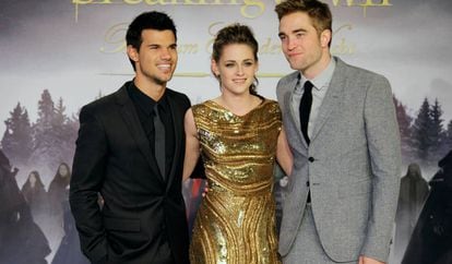 De izquierda a derecha: Taylor Lautner, Kristen Stewart, Robert Pattinson, en el estreno de 'Amanecer - Parte 2, en 2012. 
