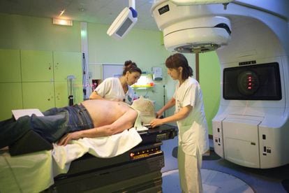 Un paciente de cáncer recibe radioterapia en un hospital de Saboya (Francia). 