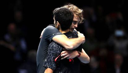 Zverev y Djokovic se abrazan tras la final en el O2 de Londres.