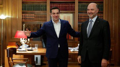 El primer ministro griego, Alexis Tsipras (izquierda), da la bienvenida al comisario europeo Pierre Moscovici en Atenas.