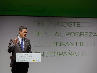 El presidente del Gobierno, Pedro Sánchez, da un discurso durante su participación en la clausura del acto de la presentación del estudio 'El coste de la pobreza infantil en España', el 6 de marzo en Madrid.
