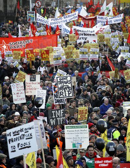 Miles de personas se manifiestan en el centro de Dublín contra el plan de austeridad del Gobierno.