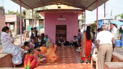 Una de las reuniones comunitarias del proyecto de reurbanización en Sanjaynagar, India.