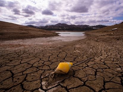 Vista del embalse de la Viñuela (Málaga), que oficialmente se encuentra en situación de sequía grave, en una imagen tomada el pasado 11 de febrero.