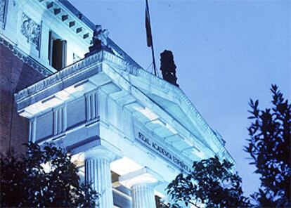 Fachada principal de la sede de la Real Academia Española de la Lengua.