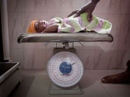 Un bebé de seis días durante su primer chequeo médico en una clínica de Save the Children en Bangladesh.