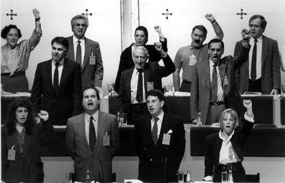 Aspecto de la mesa del 32º Congreso del PSOE en 1990. En primer término la presidencia, con Manuel Chaves (2 i), Francisco Vázquez (2 d) y Manuela de Madre (d); en segunda fila, la dirección del partido con Felipe González, Ramón Rubial y Alfonso Guerra; en tercera fila, la ejecutiva con Matilde Fernández, Enrique Múgica, Carmen Hermosín, José Ángel Fernández Villa y José Antonio Maravall, cantan la internacional con el puño levantado menos Múgica, González, Chaves, y Maravall.