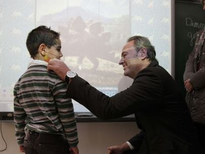 Alberto Fabra saluda a un niño durante su visita ayer al colegio Escriptor Canyís de Monòver.
