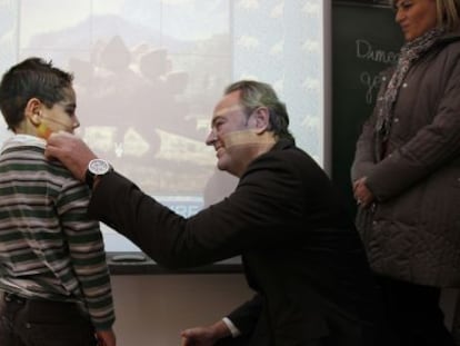 Alberto Fabra saluda a un niño durante su visita ayer al colegio Escriptor Canyís de Monòver.