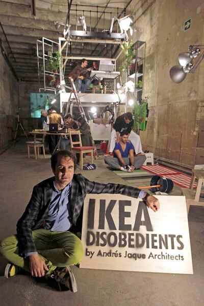 Andrés Jaque arquitecto frente a su 'performance' en la sala de exposiciones gestionada por el Ministerio de cultura en La Tabacalera.