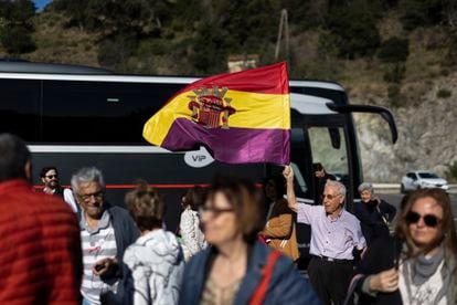 Varios autocares han trasportado a decenas de personas desde distintos puntos de España hasta El Perthus para participar en la marcha entre hasta Le Boulou, el mismo camino que miles de republicanos hicieron para huir de España.  