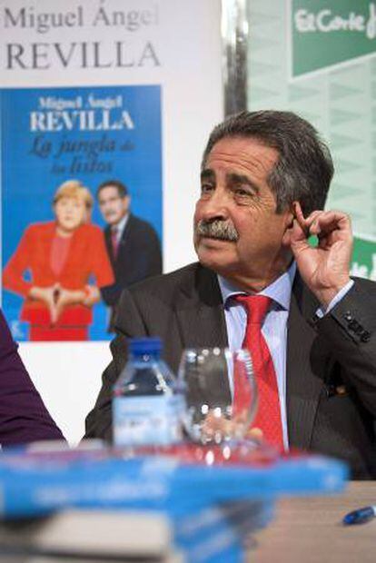 El expresidente de Cantabria y actual secretario general del PRC, Miguel Ángel Revilla, durante la presentación de su nuevo libro, "La jungla de los listos", en el Centro Comercial Bahía de Santander.