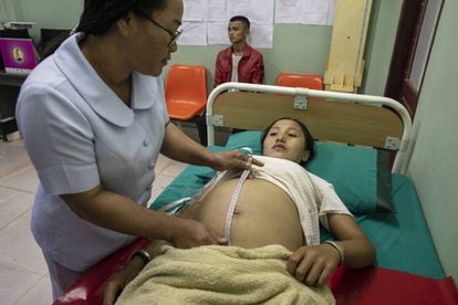 La doctora revisa el embarazo de Yayer. Después explicará que todo está en orden y que es habitual que las niñas se queden embarazadas en esta región de Laos.