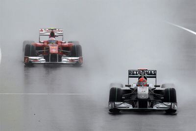 Fernando Alonso y Michael Schumacher, en el circuito de Suzuka, Japón.