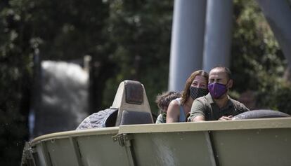 Visitants del Tibidabo, amb mascaretes en una atracció.