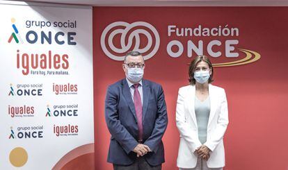 La directora de personas de Repsol, Carmen Muñoz, y el director general de Fundación ONCE, José Luis Martínez Donoso, han renovado el Convenio Inserta, que supone la contratación de 40 personas con discapacidad en los próximos cuatro años.