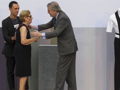 El ministro de Cultura, Íñigo Méndez de Vigo, saluda a la madre de David Delfín, María González, en presencia de Gorka Postigo, este miércoles en el homenaje al diseñador.