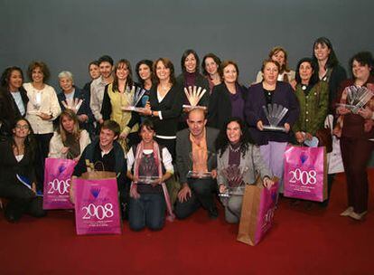 Los ganadores y finalistas de los premios Vivalectura posan con sus trofeos