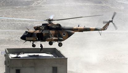 Soldados del ejército afgano asisten a una maniobra militar a las afueras de Kabul, Afganistán.