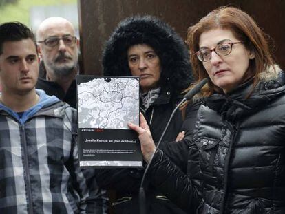 Maite Pagazaurtundua exhibe un informe sobre el terrorismo de ETA en presencia de la viuda e hijo de Joseba Pagazaurtundua.