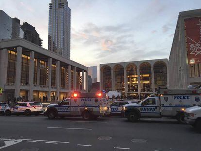 Fuerzas de seguridad evacuan la Orquesta Metropolitan de Nueva York, el pasado 29 de octubre.