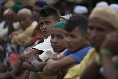 Inmigrantes de la minoría rohingya llegados esta semana a Indonesia en barco, en un centro de refugiados en Langsa.