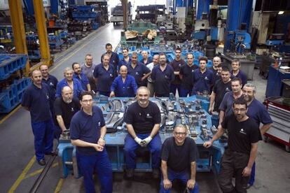 Trabajadores de la cooperativa Mol-Matric en Barberà del Vallès (Barcelona), dedicada a la automoción.