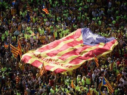  Dues Catalunyes  es basa en el testimoni de polítics, periodistes i acadèmics