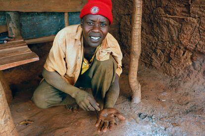 Un minero a pequeña escala tanzano, que desea permanecer en el anonimato, muestra con orgullo un trozo de mena de oro. Muchas explotaciones mineras artesanales carecen de licencia y funcionan de manera clandestina.